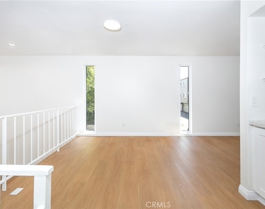 21901 Lassen Street - Photo Thumbnail 6