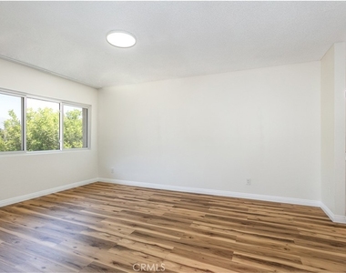 21901 Lassen Street - Photo Thumbnail 14