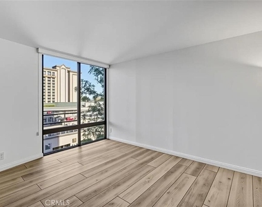 4337 Marina City Dr - Photo Thumbnail 23