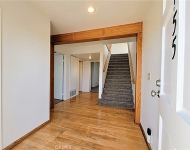 2755 E Hill Street - Photo Thumbnail 3