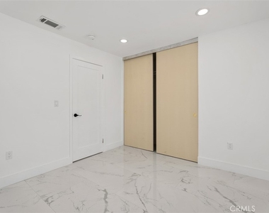 24541 Penfield - Photo Thumbnail 15