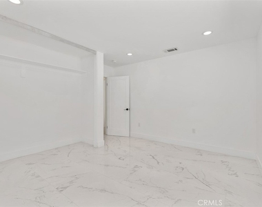 24541 Penfield - Photo Thumbnail 22