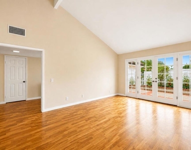 726 Santa Rufina Drive - Photo Thumbnail 7