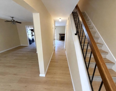 1662 Parkside Drive - Photo Thumbnail 2