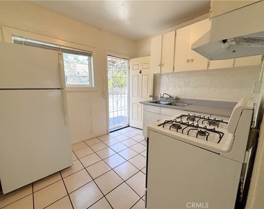 952 E 10th Street - Photo Thumbnail 6