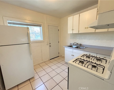952 E 10th Street - Photo Thumbnail 5
