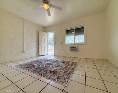 952 E 10th Street - Photo Thumbnail 1