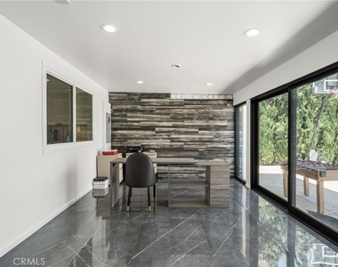 4630 Cedros Avenue - Photo Thumbnail 19
