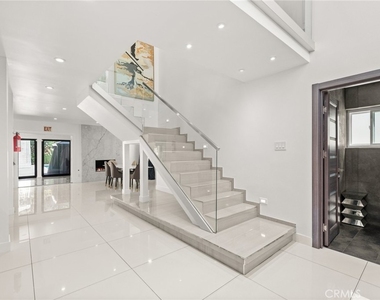 4630 Cedros Avenue - Photo Thumbnail 12