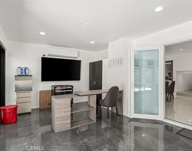 4630 Cedros Avenue - Photo Thumbnail 21