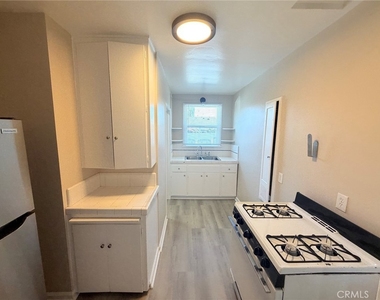 901 N San Gabriel Avenue - Photo Thumbnail 3