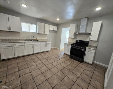 16466 Arrow Boulevard - Photo Thumbnail 4