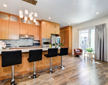 1018 La Presa Drive - Photo Thumbnail 7