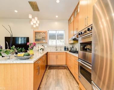 1018 La Presa Drive - Photo Thumbnail 4
