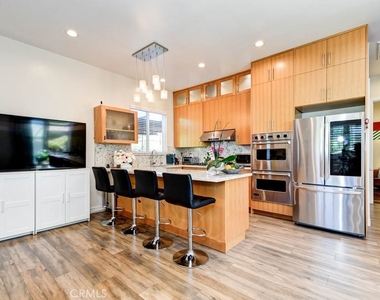1018 La Presa Drive - Photo Thumbnail 3
