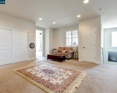 582 Mandevilla Dr - Photo Thumbnail 19