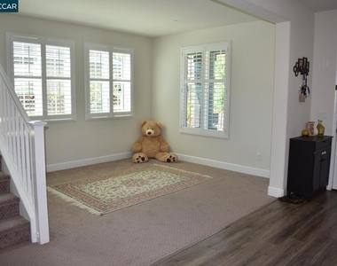 582 Mandevilla Dr - Photo Thumbnail 9
