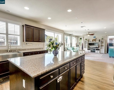 582 Mandevilla Dr - Photo Thumbnail 13