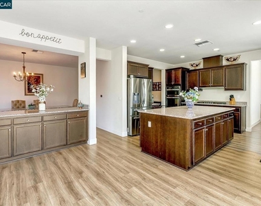 582 Mandevilla Dr - Photo Thumbnail 6