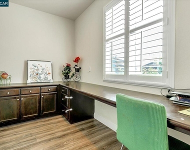 582 Mandevilla Dr - Photo Thumbnail 12