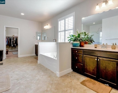 582 Mandevilla Dr - Photo Thumbnail 21