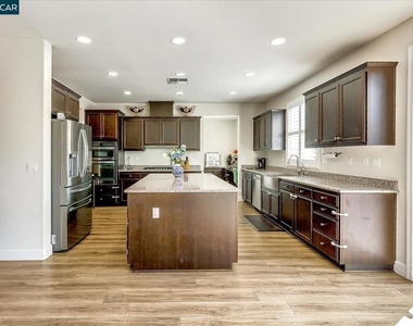 582 Mandevilla Dr - Photo Thumbnail 5