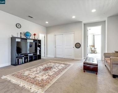 582 Mandevilla Dr - Photo Thumbnail 18