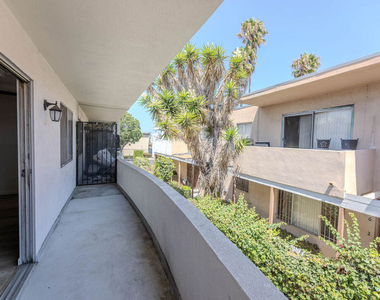 1426 S Orange Grove Avenue - Photo Thumbnail 13