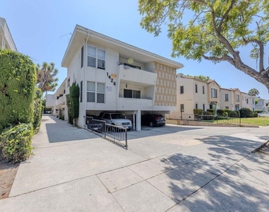 1426 S Orange Grove Avenue - Photo Thumbnail 18