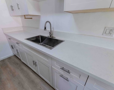 1426 S Orange Grove Avenue - Photo Thumbnail 15