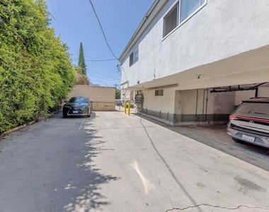 1426 S Orange Grove Avenue - Photo Thumbnail 17