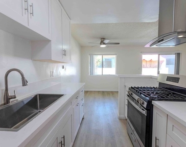 1426 S Orange Grove Avenue - Photo Thumbnail 4