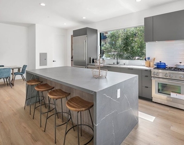 1236 N Spaulding Avenue - Photo Thumbnail 5