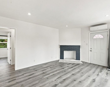 11485 Cumpston Street - Photo Thumbnail 5