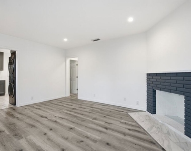 11485 Cumpston Street - Photo Thumbnail 8