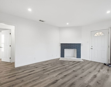 11485 Cumpston Street - Photo Thumbnail 6