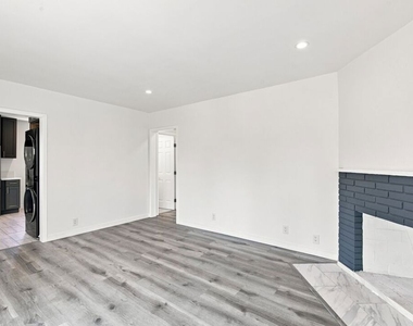 11485 Cumpston Street - Photo Thumbnail 3
