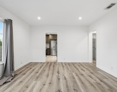 11485 Cumpston Street - Photo Thumbnail 10