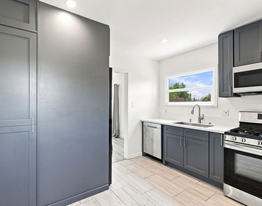 11485 Cumpston Street - Photo Thumbnail 5