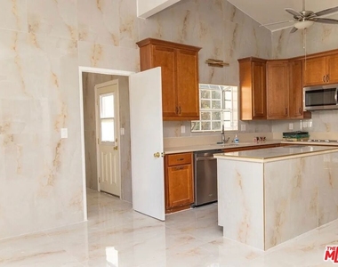 24316 Burbank Blvd - Photo Thumbnail 3