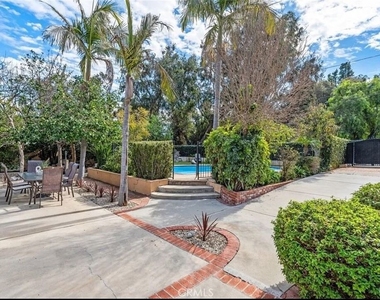 24316 Burbank Blvd - Photo Thumbnail 15