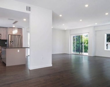 849 N Alta Vista Boulevard - Photo Thumbnail 24