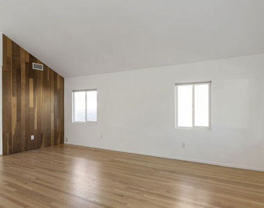 5712 Buchanan Street - Photo Thumbnail 3