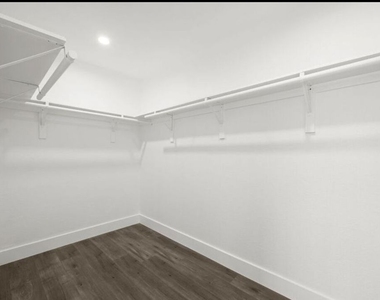 6257 Lindley Avenue - Photo Thumbnail 7