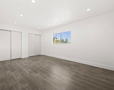 6257 Lindley Avenue - Photo Thumbnail 5