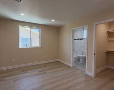 9011 Holmes Avenue - Photo Thumbnail 4