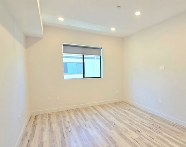 1540 S Hayworth Avenue - Photo Thumbnail 4