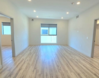 1540 S Hayworth Avenue - Photo Thumbnail 3
