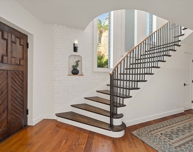 2700 Glendower Avenue - Photo Thumbnail 15