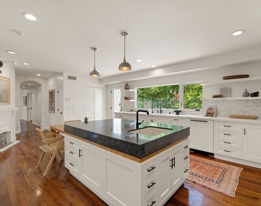 2700 Glendower Avenue - Photo Thumbnail 10